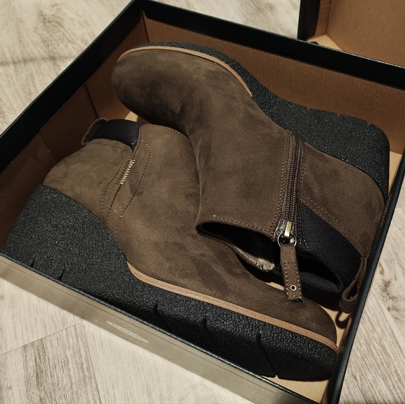 NEW OLIVE DR SCHOLLS BOOTS 8.5M - Picture 3 of 8